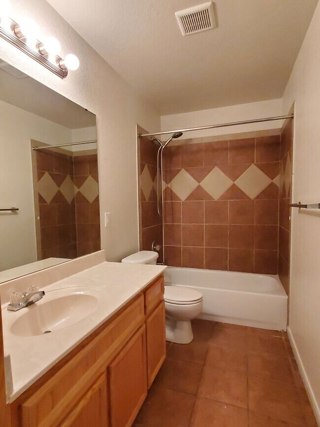 Building Photo - 1204 Cinch Dr