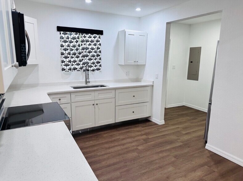 Building Photo - 329 NE 2nd St