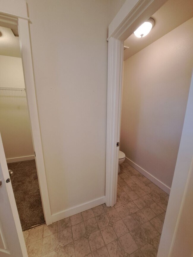 Building Photo - Secluded 5 bedroom Amazing Views Green Space