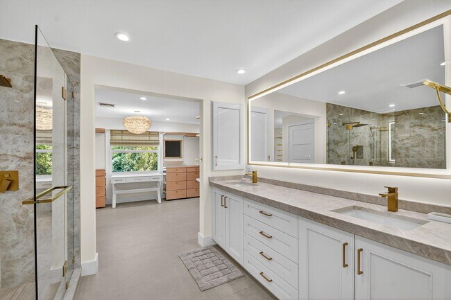Building Photo - 2900 Greenbriar Blvd