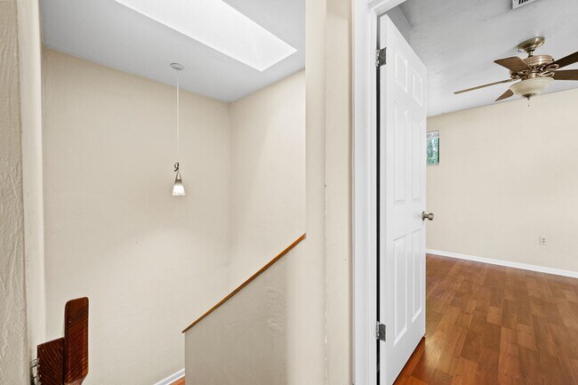 Building Photo - Spacious 3/2 Townhome in Highly Sought-After Marchwood – Available Now!