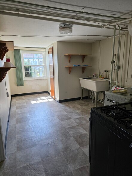 Room which can be used as an office - 20 W Marthart Ave