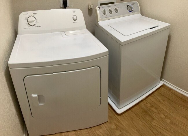 Building Photo - *MOVE IN SPECIAL* Move-In Ready | Washer & Dryer Included + Google Fiber Located Near UTSA!