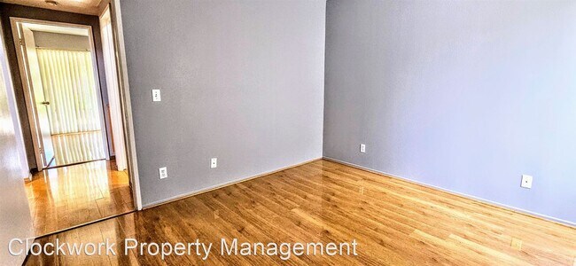 Building Photo - 3 br, 2 bath House - 305 Oakview Dr