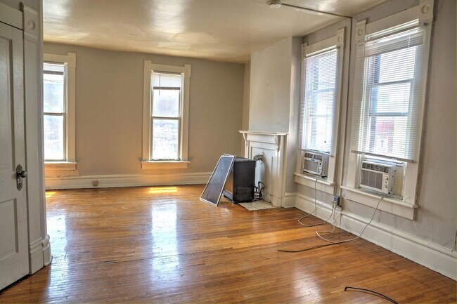 Building Photo - 250 1/2 W 5th Ave