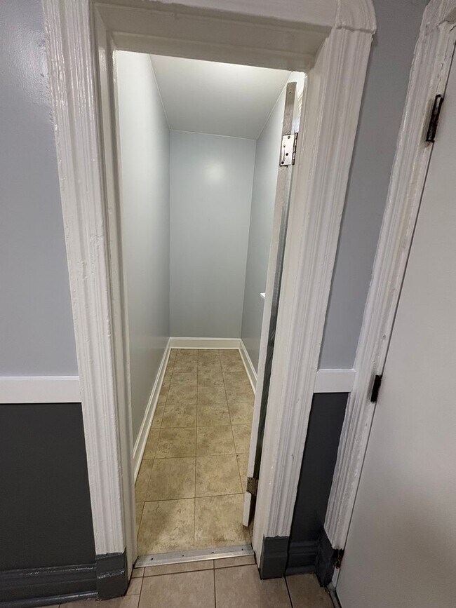 Building Photo - 1034 W 61st St