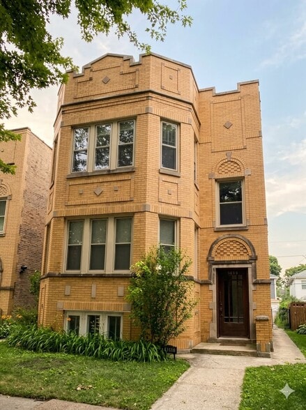 Buliding - 5655 W Ainslie St