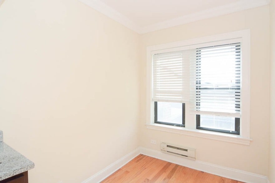 Building Photo - 4742 N Hermitage Ave