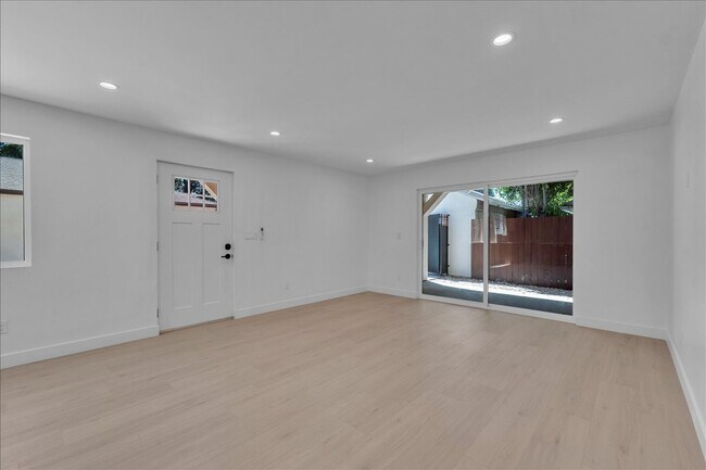 Building Photo - 6915 Encino Ave
