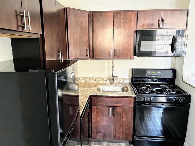 Building Photo - 839 W Sheridan Rd