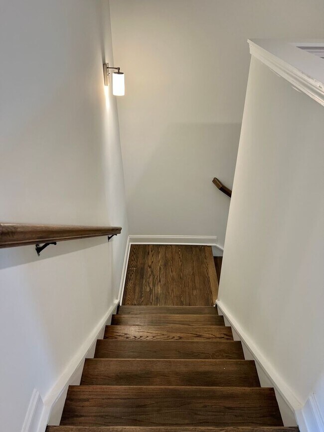 Building Photo - Spacious Townhome Located Minutes from Downtown Gallatin and Hendersonville!