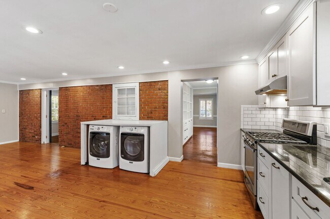 Building Photo - Charming Updated Bungalow in Raleigh’s Mordecai District!