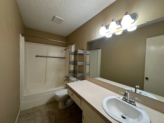 Building Photo - Coming Soon! 3 Bedroom 2 Bath in Whitehous...