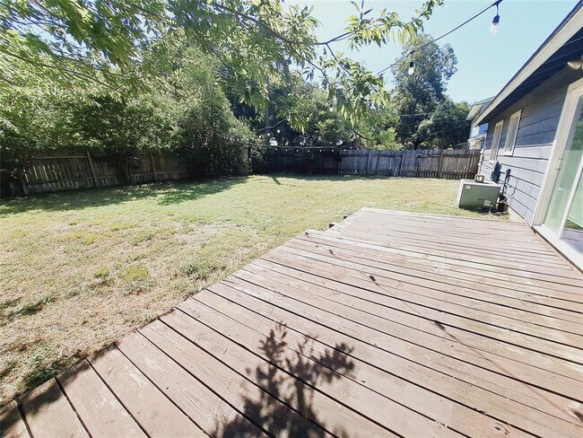 Building Photo - 2802 Loyola Ln