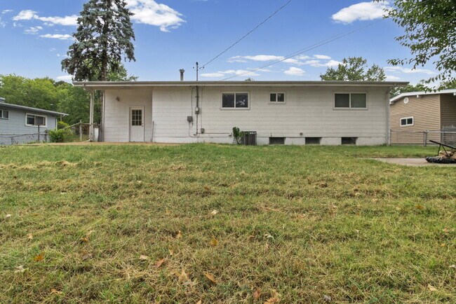Building Photo - 2615 Flamingo Dr