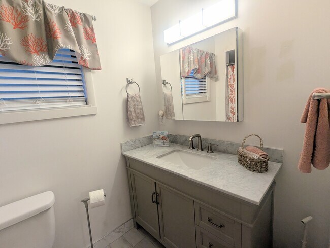 Building Photo - 1720 Lakeside Dr