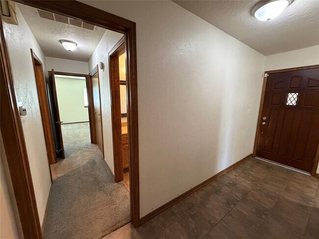 Building Photo - 2517 Chateau Dr