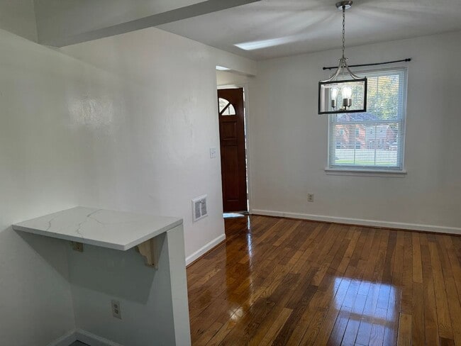 Building Photo - Completely Updated, Open , Quiet House in Oakmont!