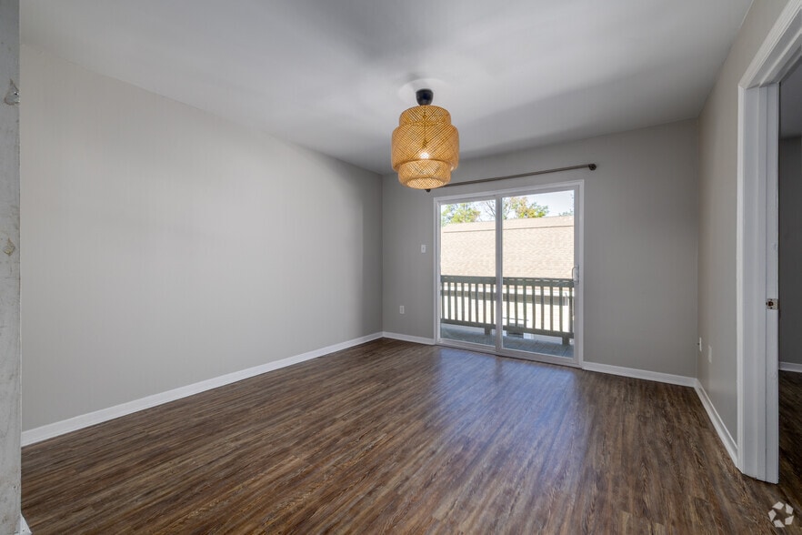 2BR, 2BA - 844SF - Living Room - Baytree Ridge