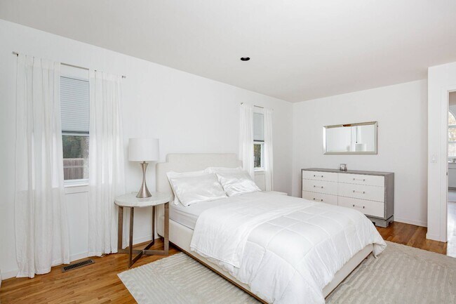 Building Photo - 43 Wooded Oak Ln