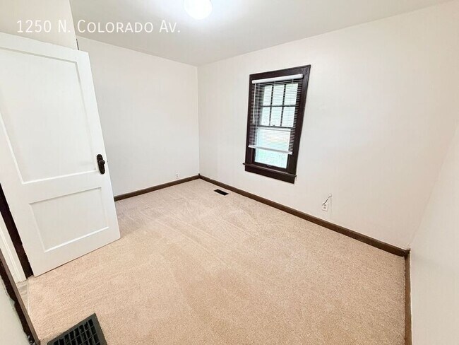 Building Photo - 1250 N Colorado Ave
