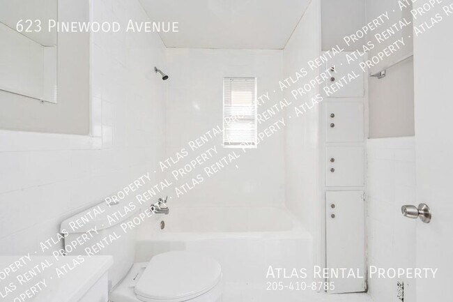 Building Photo - 623 Pinewood Ave