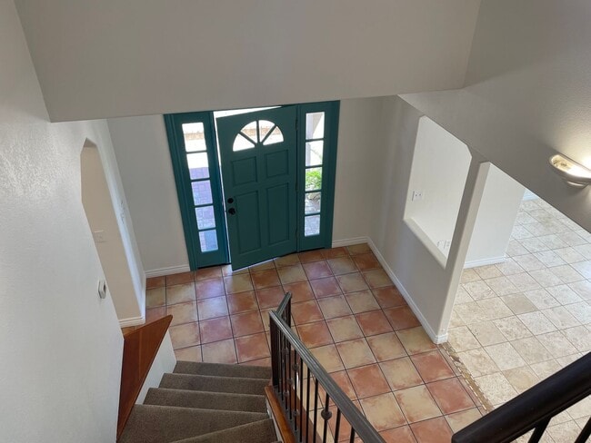 Building Photo - 4527 Hollister Ave