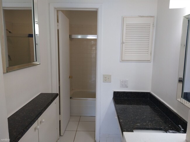 Building Photo - 2 br, 2 bath Condo - 8401 North New Braunf...