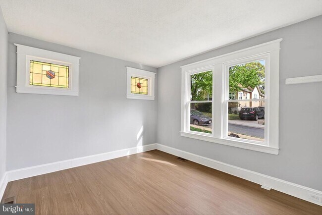 Building Photo - 29 W Elm Ave