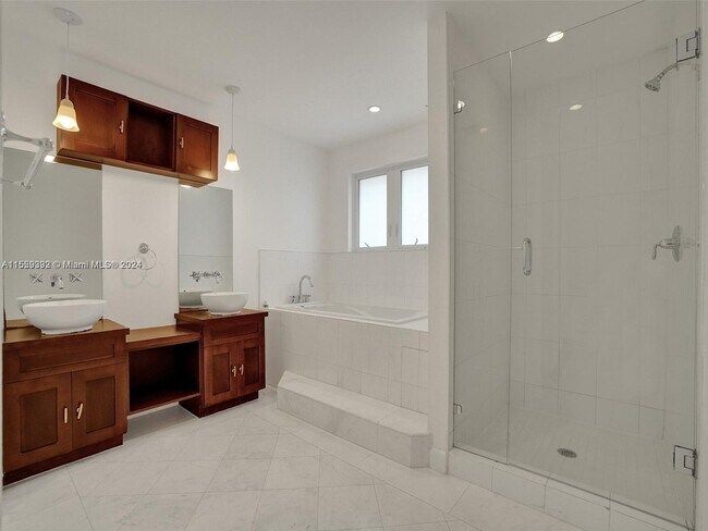 Building Photo - 527 SW 20th Rd