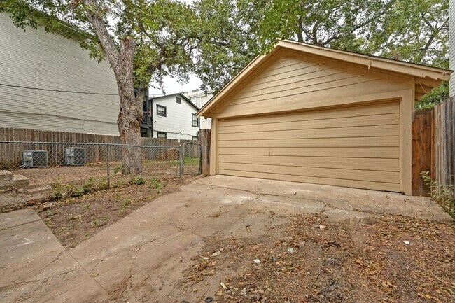 Building Photo - Top of the line House in West Campus for A...