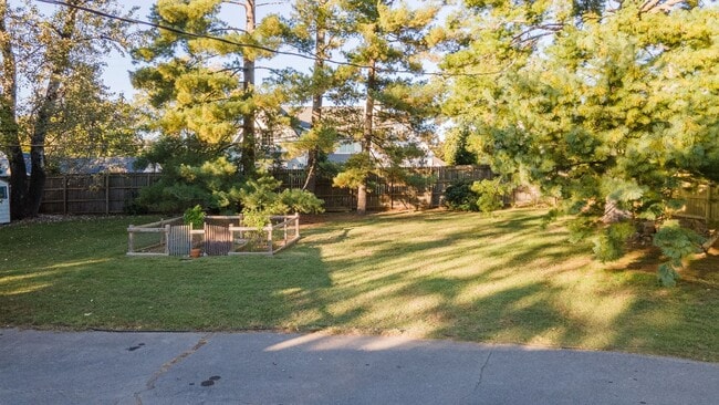 Building Photo - **ADORABLE DUBLEX IN BELLE MEADE WITH AMAZING YARD SURROUNDED BY MULTI-MILLION DOLLAR HOMES**