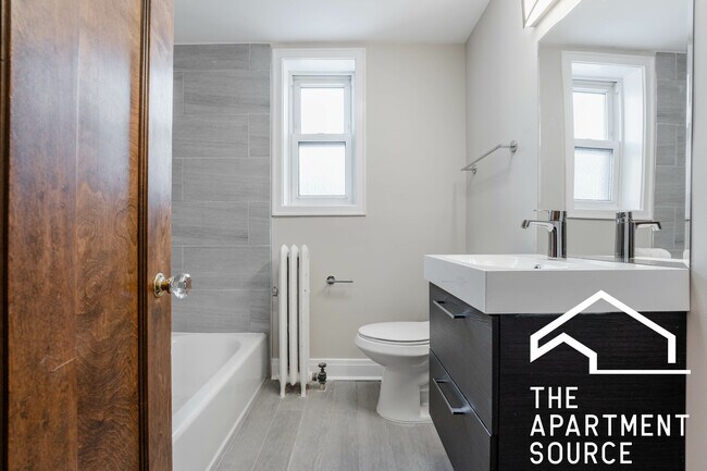 Building Photo - 1606 W Berwyn Ave