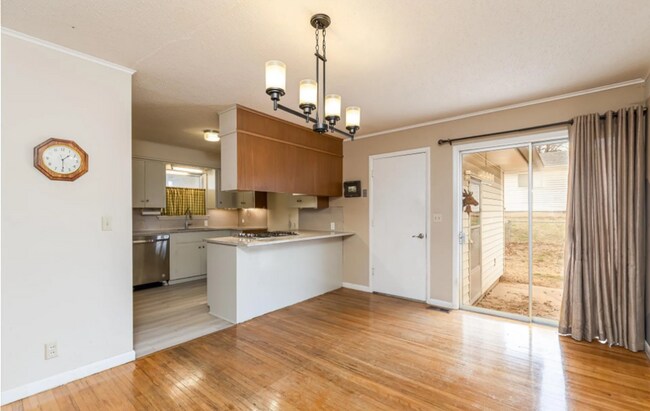 Building Photo - 3 Bed 1.5 Bath in Sand Springs!
