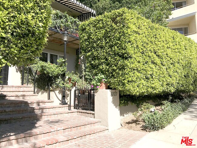 Building Photo - 8727 Shoreham Dr