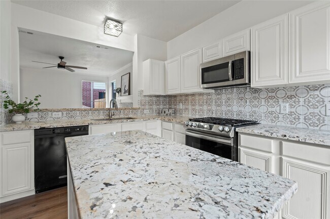 Building Photo - 10908 Sycamore Dr S