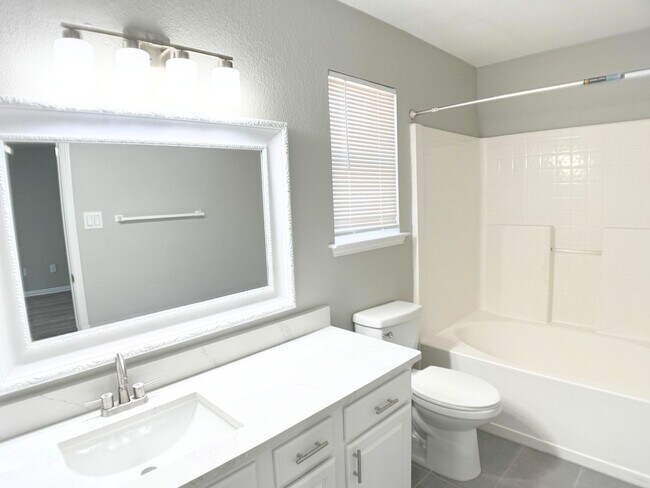Building Photo - Fully Renovated 3-Bedroom in North Fort Wo...