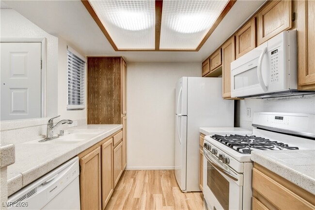 Building Photo - 7100 W Pirates Cove Rd