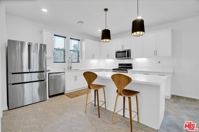 Building Photo - 725 Daniel Freeman Cir