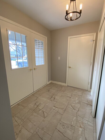 Building Photo - 2110 Barberry Dr