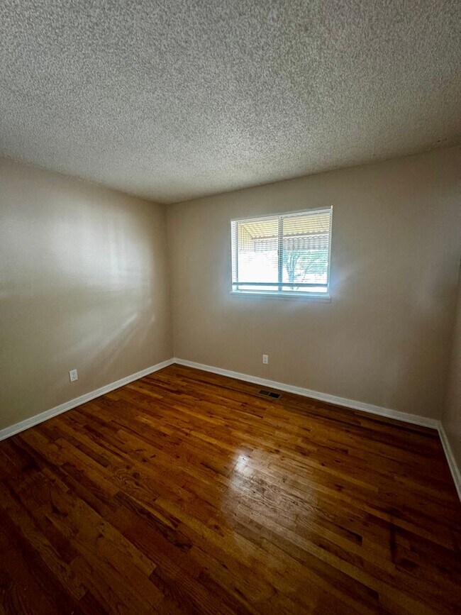 Building Photo - 3 Bedroom one level Home in Stratton Meadows