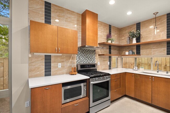 Building Photo - 3bd/3ba Seattle Townhome