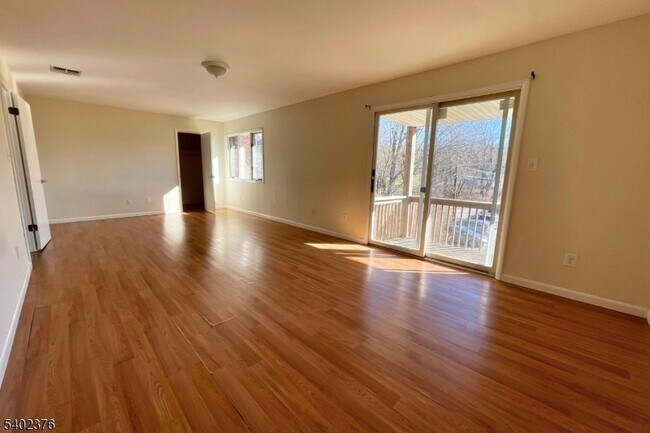 Building Photo - 306 Lake Shore S