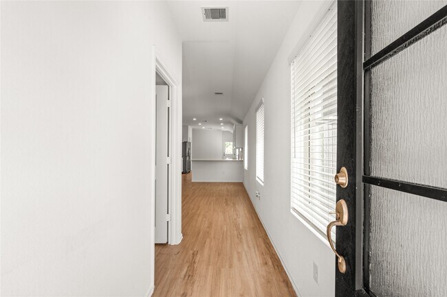 Building Photo - 2039 Barrett Gables Dr