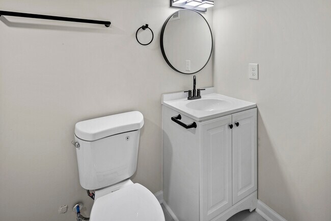 Building Photo - 139 N Lakewood Ave