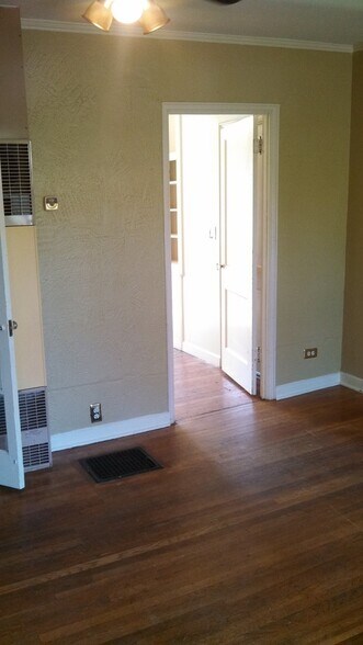 Building Photo - 5244-5308 NE Wistaria Drive
