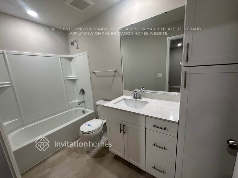 Building Photo - 10904 Everest Pl N