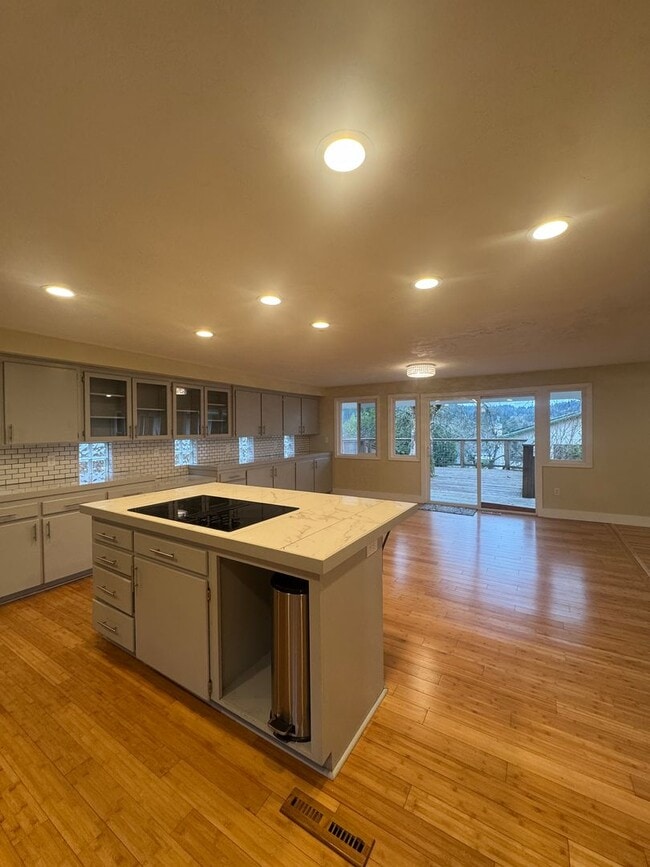 Building Photo - 5-Bed, 3-Bath in South Eugene