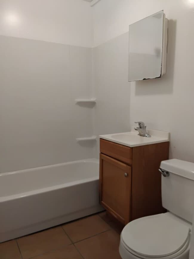 Building Photo - 1/2 OFF MOVE IN AMOUNT! 1/2 OFF SECURITY! 2 Bed 1 Bath Home