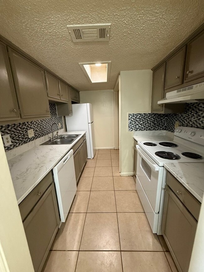 Building Photo - 3BD 2BA TOWNHOME